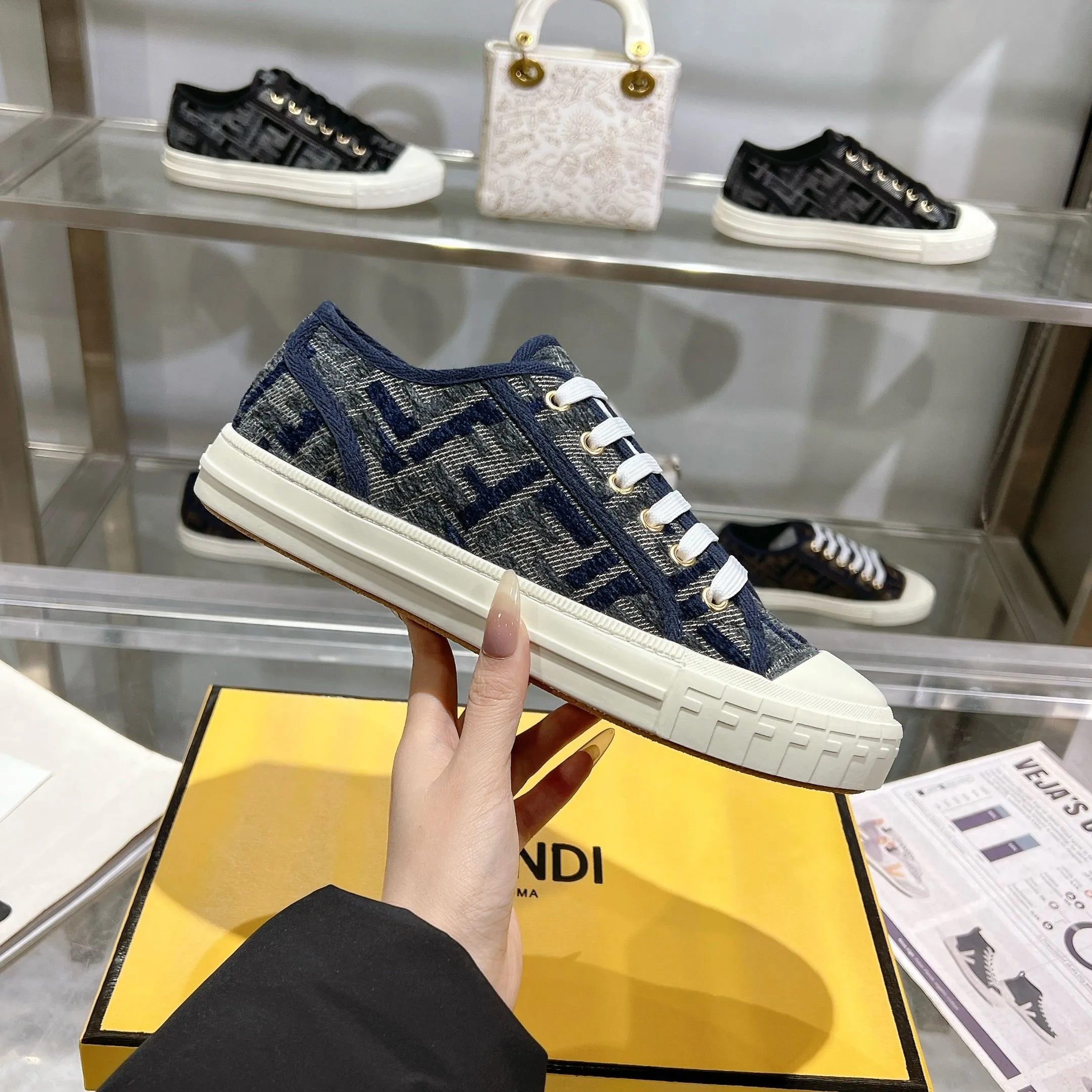Couple style 💰460❤️Fendi Fendi's latest couple canvas shoes ❑ Fabric: Original customized imported jacquard canvas material ❑ Inner lining: Imported canvas material ❑ Sole: Original molded non-slip TPU outsole ❑ Bottom thickness: 2.5cm ❑ Size: Women's 35-40/Men's 39-45
